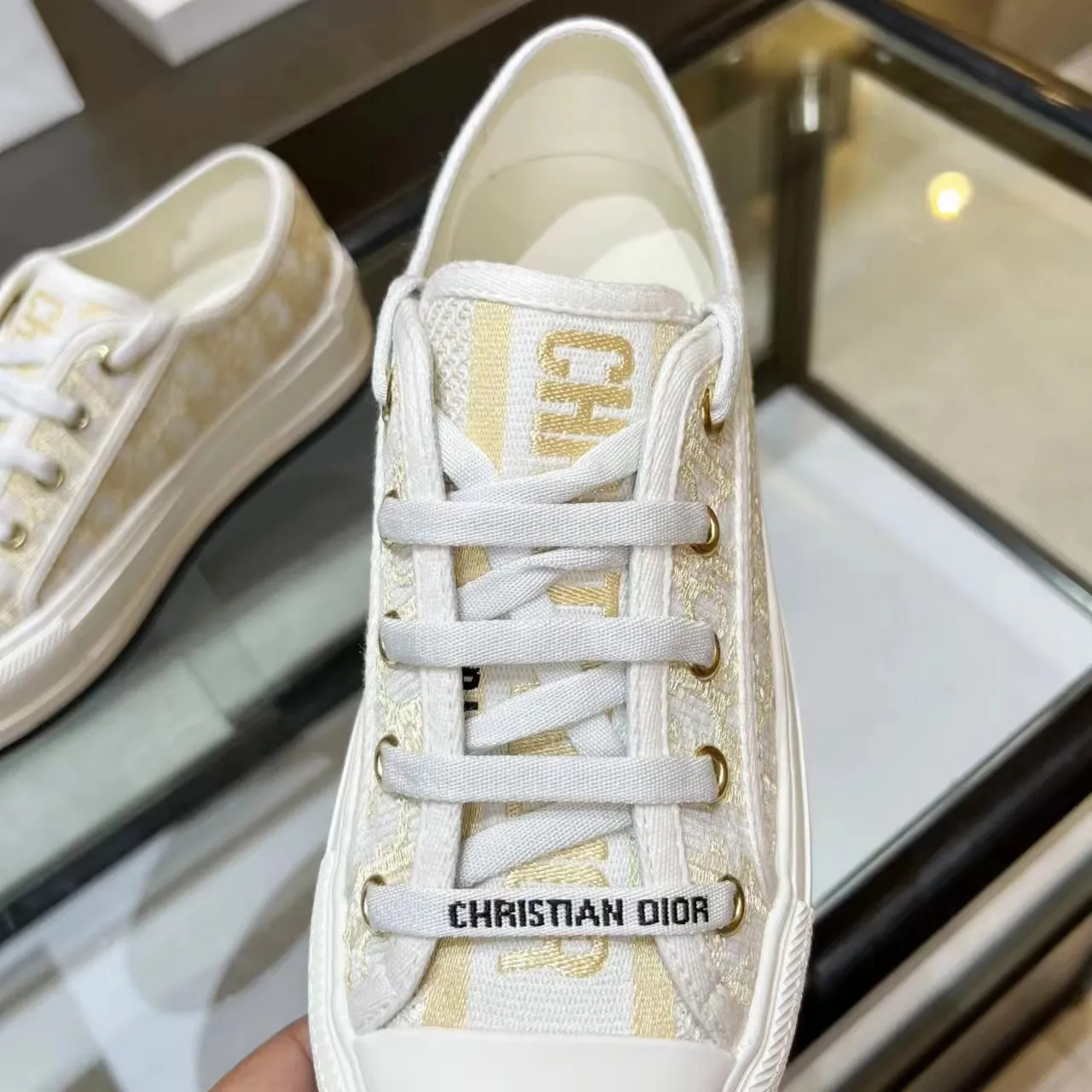 👟👟Ex-factory price 520👟👟 Dior’s 2025 Walk ‘n’ Dior embroidered mid-top casual shoes are new. On the fashion stage, Dior embroidered shoes are the well-deserved protagonist. Delicate stitching is used on the upper, every stitch is devoted to the craftsman's efforts, and every thread is woven with artistic poetry. From complex floral patterns to smart geometric textures, embroidery is like the magic that gives shoes life, allowing them to show dynamic beauty even in static conditions.   Wearing Dior embroidered shoes feels like stepping into a dream world full of art. It is not only a pair of shoes, but also a walking piece of art that perfectly integrates fashion and culture. Whether you are strolling on the bustling city streets or attending important social occasions, Dior embroidered shoes can add unique charm to your style and become the focus of everyone's attention.   Choosing Dior embroidered shoes means choosing a persistent pursuit of quality and a unique understanding of fashion. Let it accompany you through every wonderful moment and leave your own fashion mark.  Material: Sheepskin lining, feet, silk cowhide, size 35-41, heel height 5cm